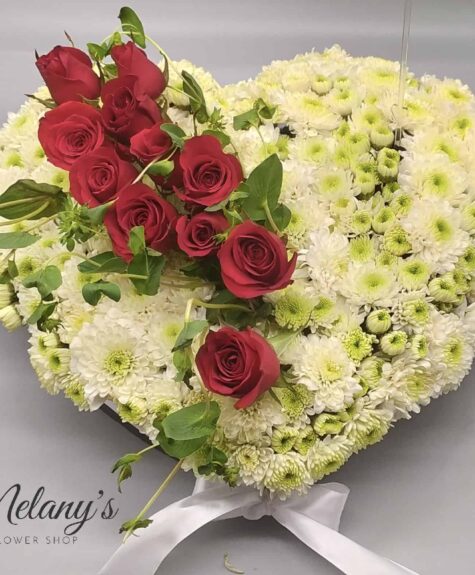 arreglo floral en forma de corazon para pesame - blanco con rosas - melany flower shop