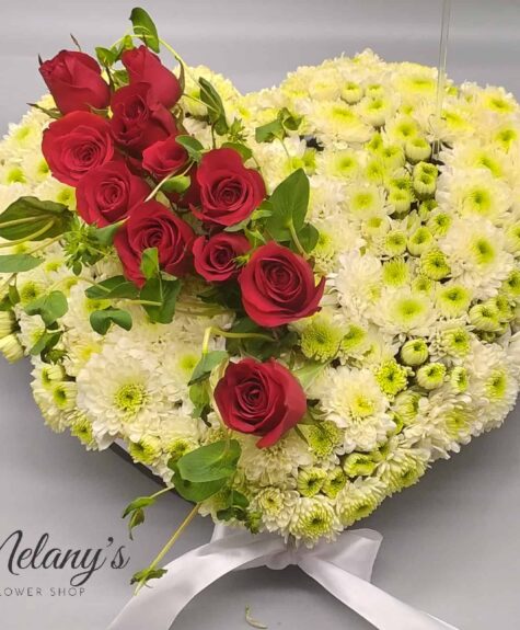 arreglo floral para pesame en forma de corazon - melany flower shop