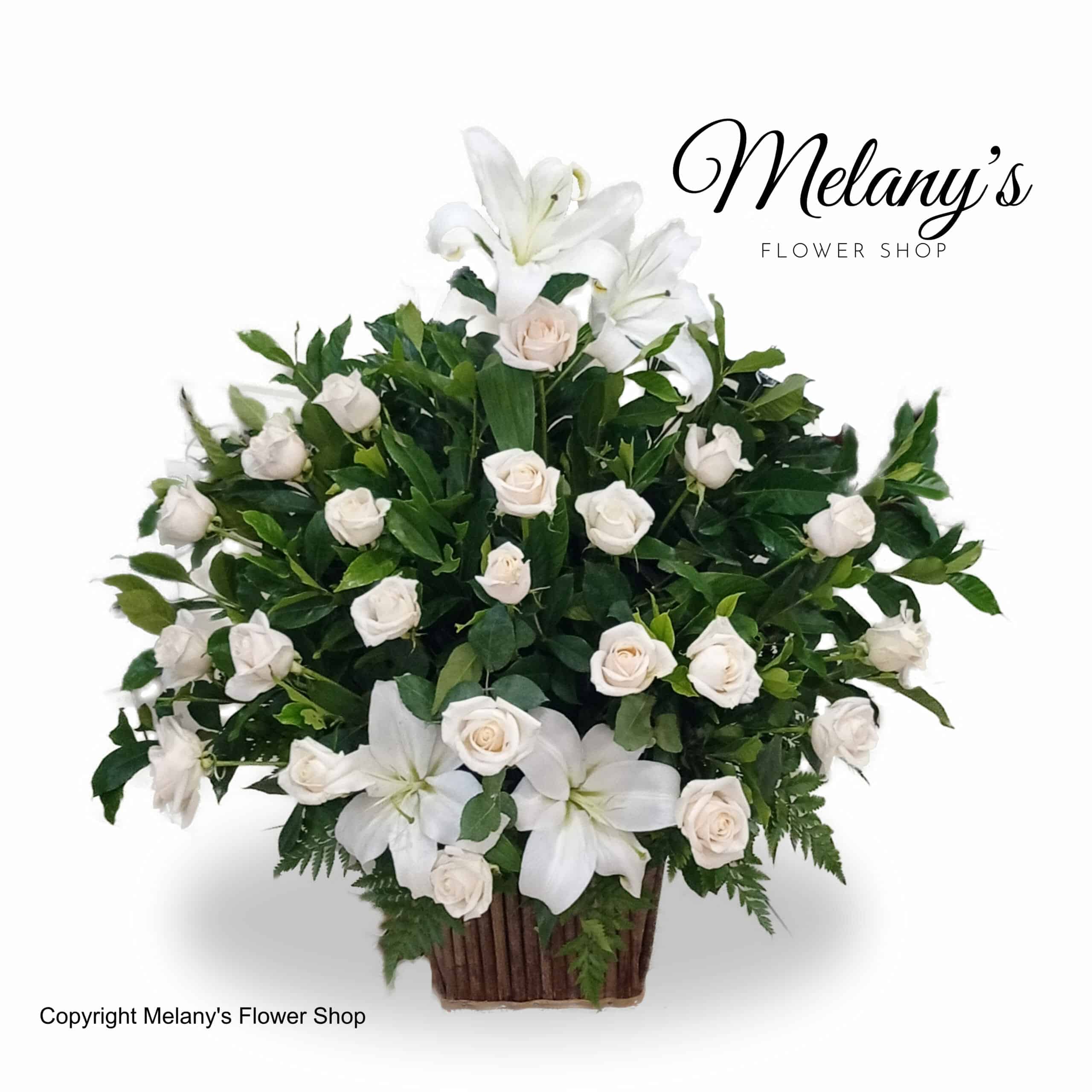 Arreglo floral de condolencias en tonos blancos