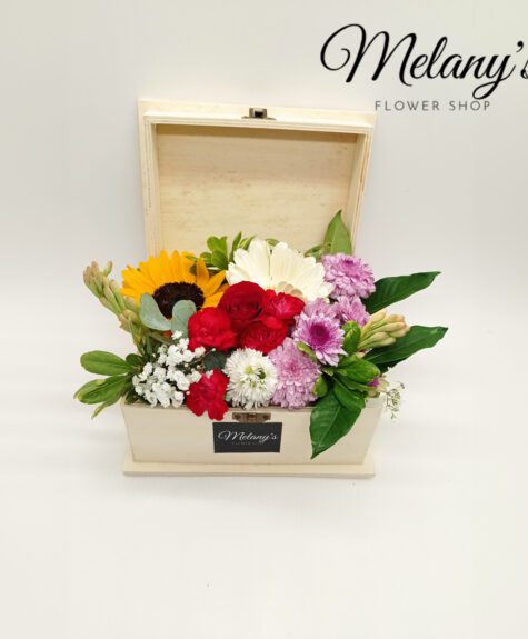 caja con rosas, girasoles y flores