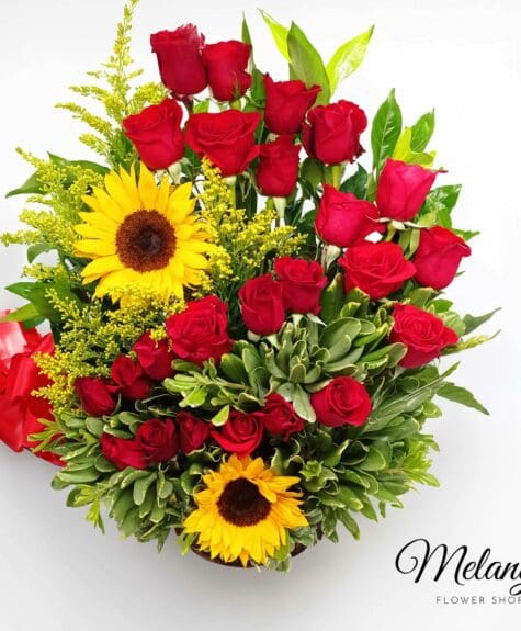 Arreglo floral con 2 filas de rosas y girasoles.